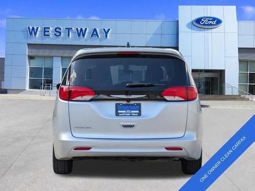 2022 Chrysler Voyager LX