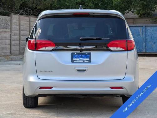 2022 Chrysler Voyager LX
