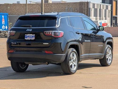 Diamond Black Crystal Pearlcoat 2022 Jeep Compass Latitude