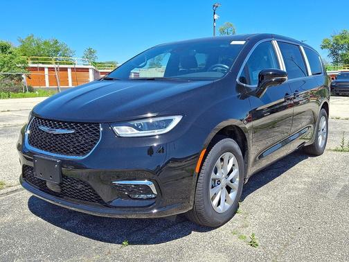Diamond Black Crystal Pearlcoat 2026 Chrysler Pacifica Limited