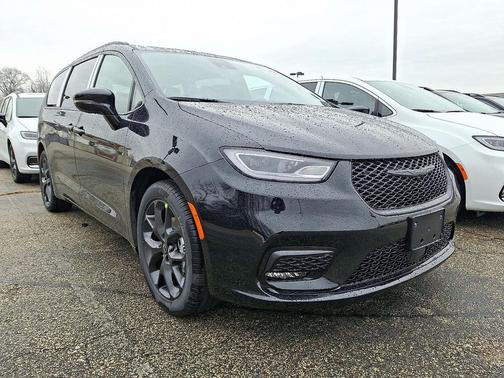Diamond Black Crystal Pearlcoat 2026 Chrysler Pacifica L