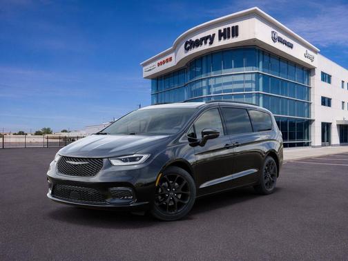 Diamond Black Crystal Pearlcoat 2026 Chrysler Pacifica L