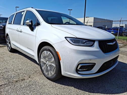 Bright White Clearcoat 2026 Chrysler Pacifica L