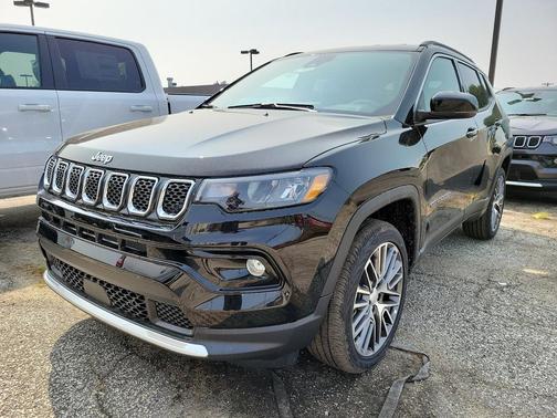 Diamond Black Crystal Pearlcoat 2023 Jeep Compass Limited