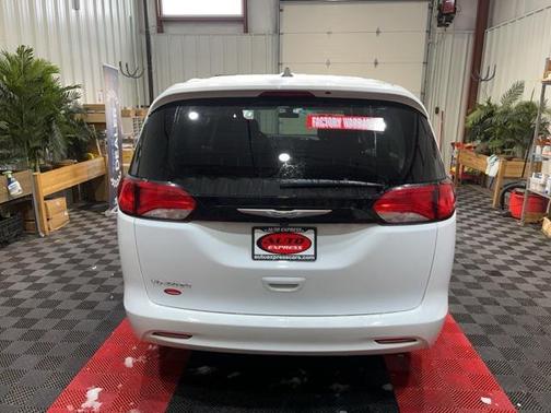 2022 Chrysler Voyager LX