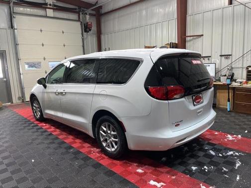 2022 Chrysler Voyager LX
