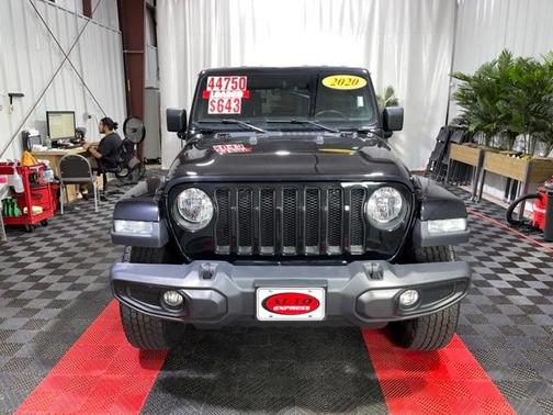 Photo 2 of 32 of 2020 Jeep Wrangler Unlimited Sahara