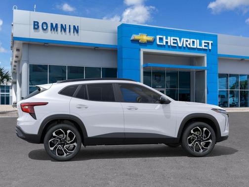 Summit White 2026 Chevrolet Trax FWD 2RS
