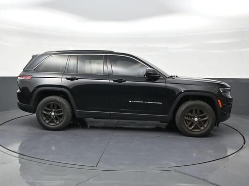 Diamond Black Crystal Pearlcoat 2024 Jeep Grand Cherokee Laredo