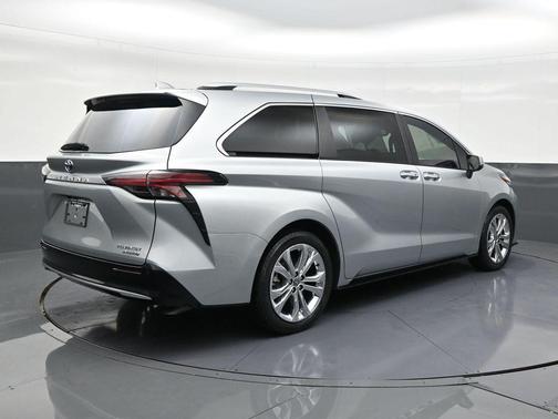 2023 Toyota Sienna Platinum 7 Passenger