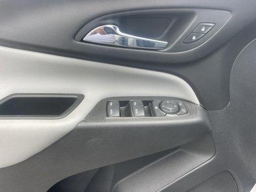 Silver Ice Metallic 2021 Chevrolet Equinox LS