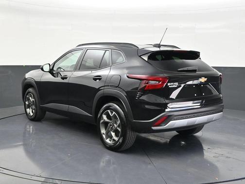 Mosaic Black Metallic 2026 Chevrolet Trax LT