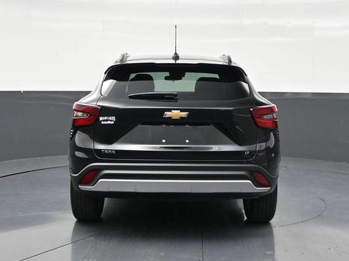 Mosaic Black Metallic 2026 Chevrolet Trax LT