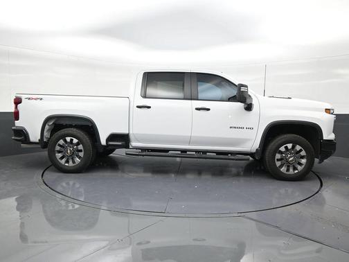 Summit White 2025 Chevrolet Silverado 2500 Custom