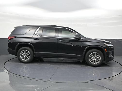 Mosaic Black Metallic 2023 Chevrolet Traverse LT Cloth