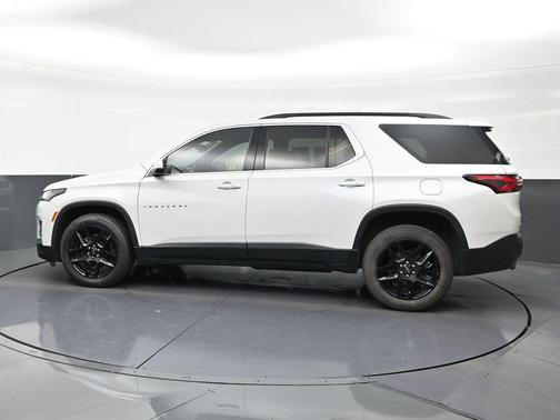 Iridescent Pearl Tricoat 2022 Chevrolet Traverse LT Cloth