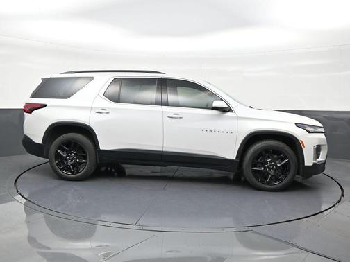 Iridescent Pearl Tricoat 2022 Chevrolet Traverse LT Cloth