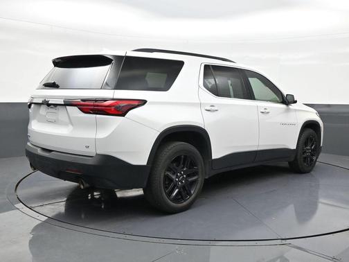 Iridescent Pearl Tricoat 2022 Chevrolet Traverse LT Cloth