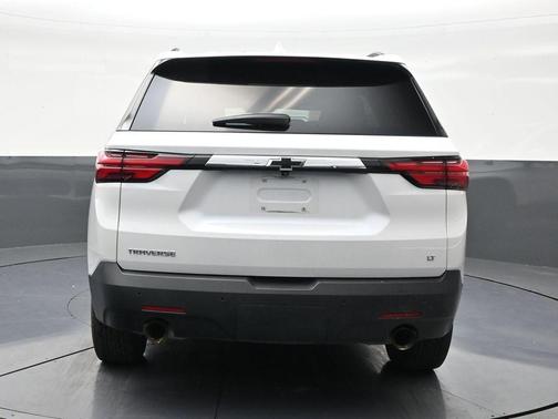 Iridescent Pearl Tricoat 2022 Chevrolet Traverse LT Cloth