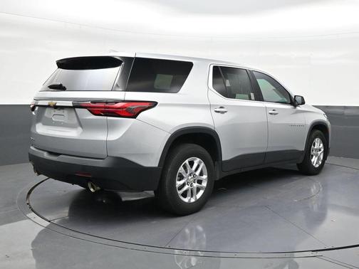 Silver Ice Metallic 2022 Chevrolet Traverse LS