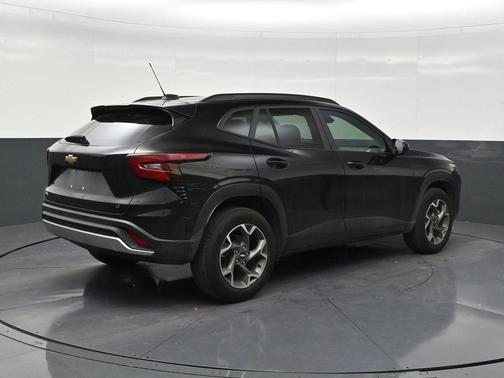 Mosaic Black Metallic 2025 Chevrolet Trax LT