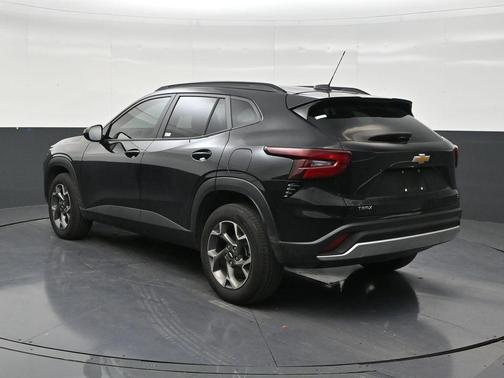 Mosaic Black Metallic 2025 Chevrolet Trax LT
