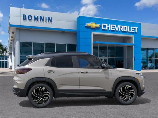 Iridescent Pearl Tricoat 2026 Chevrolet Trailblazer RS