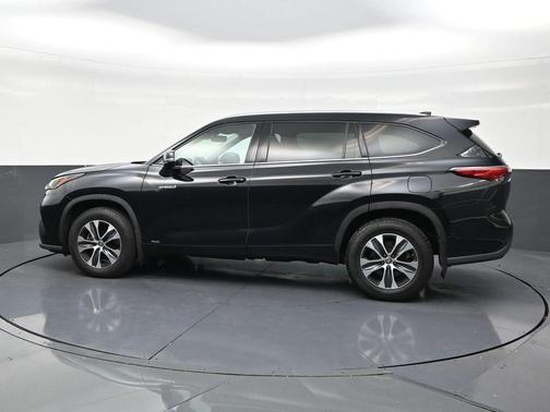 Midnight Black Metallic 2021 Toyota Highlander Hybrid XLE