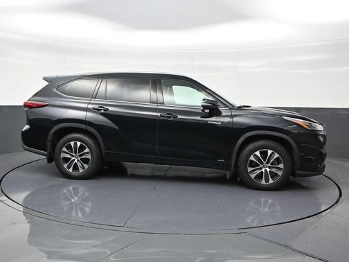 Midnight Black Metallic 2021 Toyota Highlander Hybrid XLE