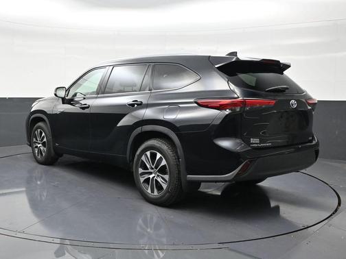 Midnight Black Metallic 2021 Toyota Highlander Hybrid XLE