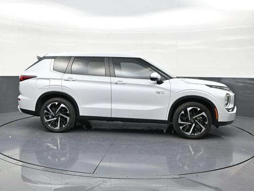 White Diamond 2025 Mitsubishi Outlander SE S-AWC