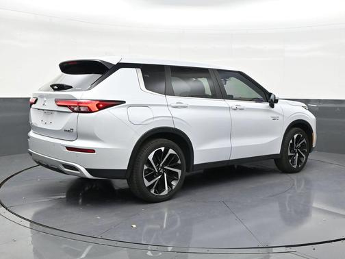 White Diamond 2025 Mitsubishi Outlander SE S-AWC