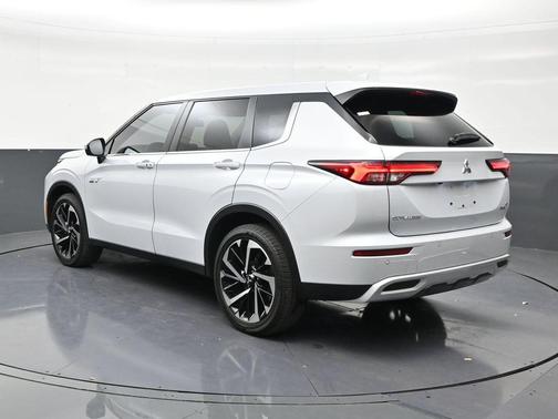 White Diamond 2025 Mitsubishi Outlander SE S-AWC