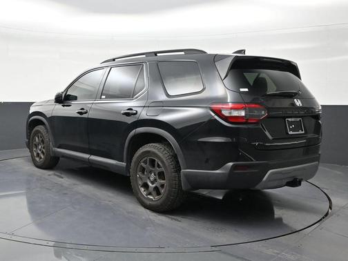Crystal Black Pearl 2025 Honda Pilot TrailSport