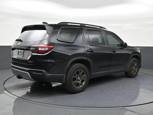 Crystal Black Pearl 2025 Honda Pilot TrailSport