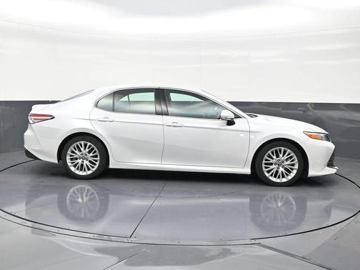 Pearl 2018 Toyota Camry XLE