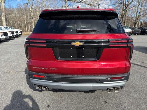 Radiant Red Tintcoat 2026 Chevrolet Traverse LT