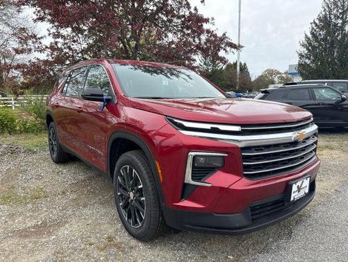 Radiant Red Tintcoat 2026 Chevrolet Traverse LT
