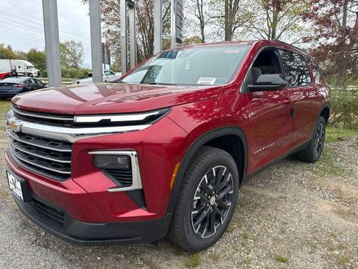 Radiant Red Tintcoat 2026 Chevrolet Traverse LT