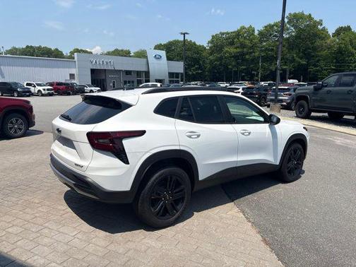 Summit White 2026 Chevrolet Trax FWD ACTIV