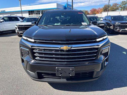 Mosaic Black Metallic 2027 Chevrolet Traverse LT