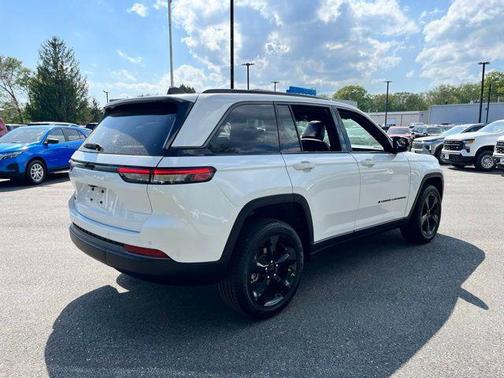 Bright White Clearcoat 2026 Jeep Grand Cherokee Limited