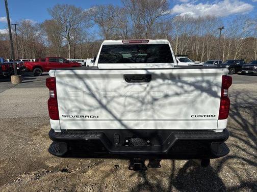 Summit White 2026 Chevrolet Silverado 2500 Custom