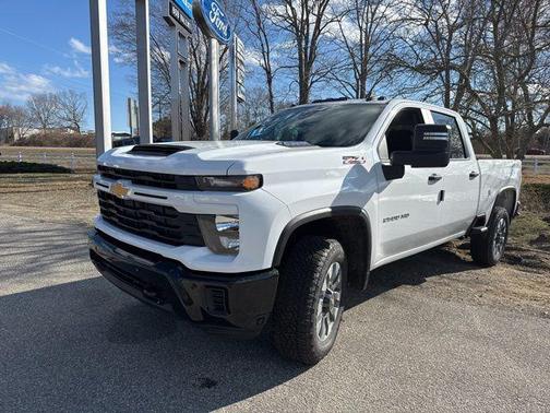 Summit White 2026 Chevrolet Silverado 2500 Custom