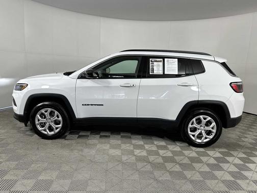 Bright White Clearcoat 2024 Jeep Compass Latitude
