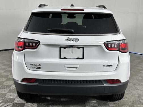 Bright White Clearcoat 2024 Jeep Compass Latitude