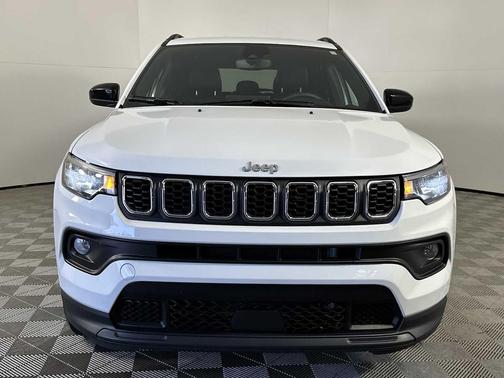 Bright White Clearcoat 2024 Jeep Compass Latitude