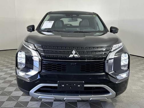 Labrador Black Pearl 2024 Mitsubishi Outlander SE 2.5 2WD