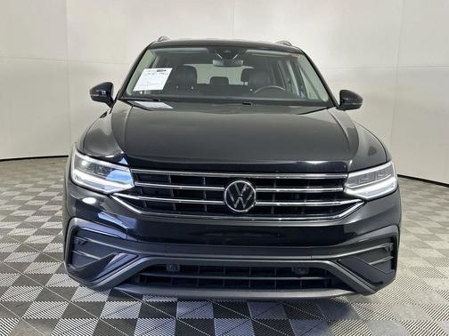Deep Black Pearl 2024 Volkswagen Tiguan 2.0T SE 4MOTION