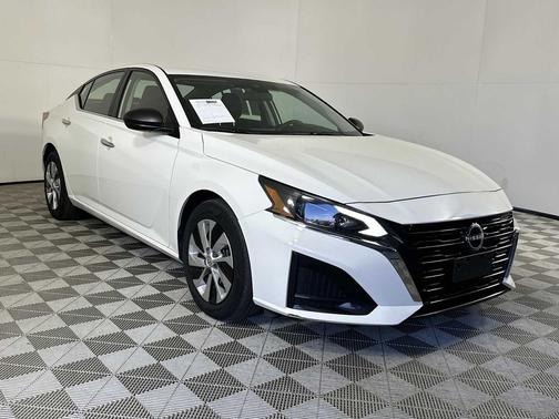 Glacier White 2024 Nissan Altima S FWD
